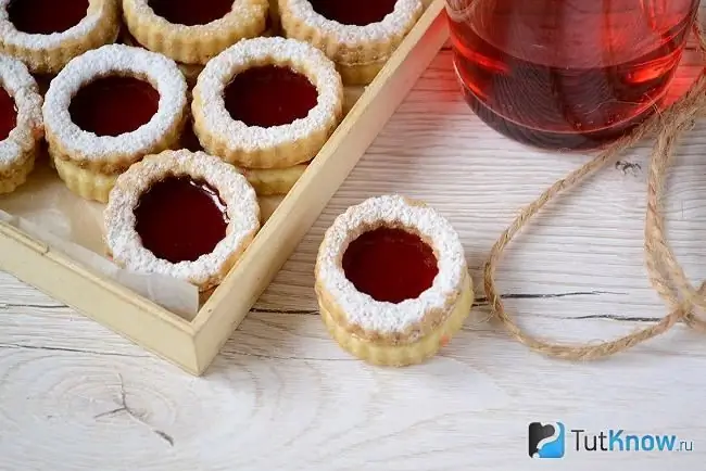 Bolinhos de shortbread prontos com uma camada de geleia