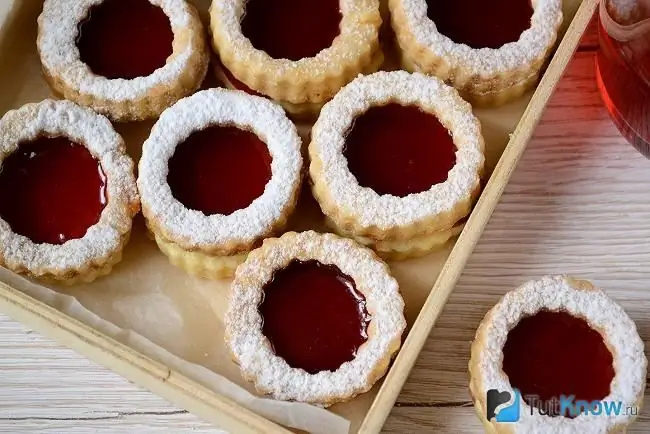 Mga biskwit na Shortbread, handa nang ihain, na may isang layer ng jam