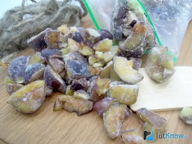 Inihanda ang mga nakapirming plum sa mga pitted chunks