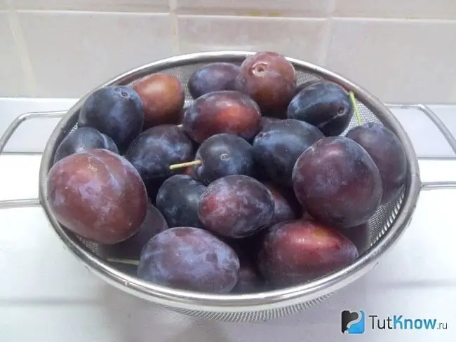 Ang mga plum ay hugasan