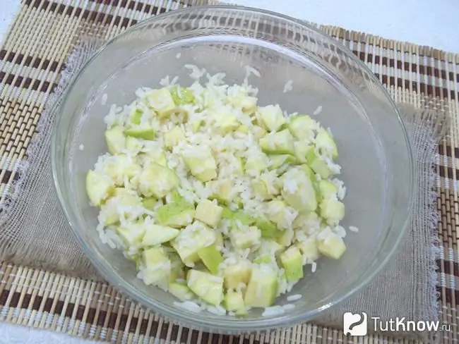 Arroz misturado com maças