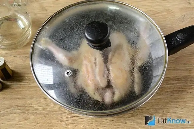 Pollo frito en una sartén