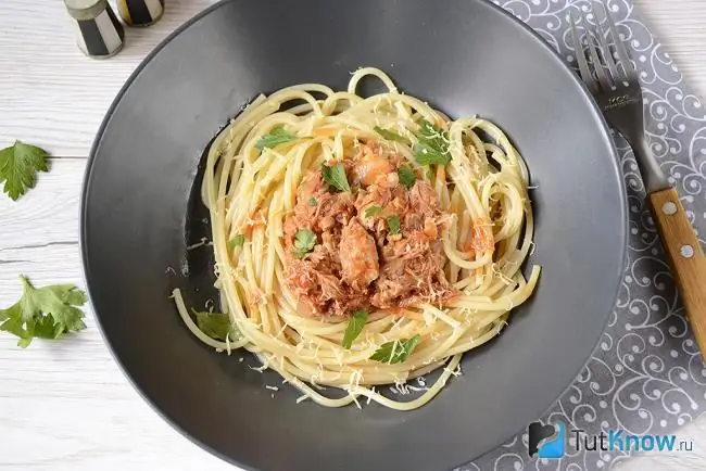 Espaguete com carne cozida no tomate