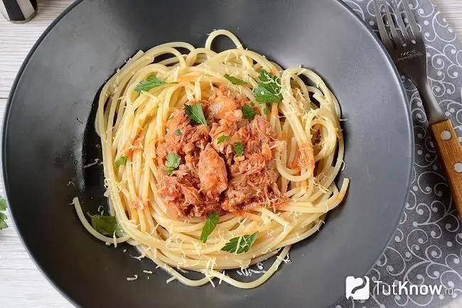 Spagetti pörkölt paradicsomszószban egy tányéron