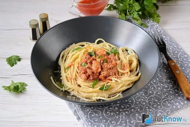 Spaghetti iliyo tayari kutumiwa na nyama iliyochwa kwenye mchuzi wa nyanya