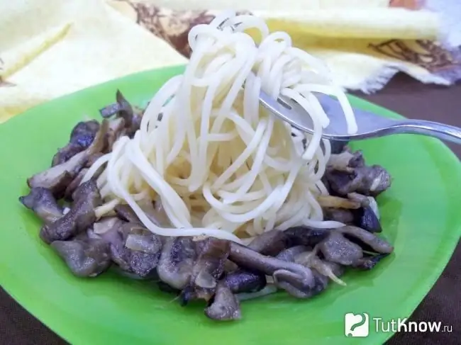 Spageti siap dengan cendawan beku goreng