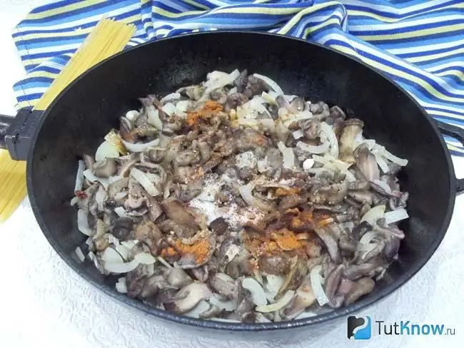 Fried mushrooms with onions