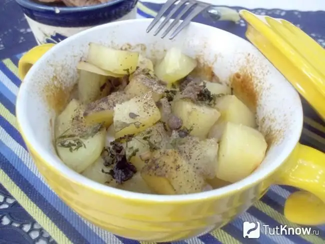 Panelas de batata prontas com fígado e abobrinha