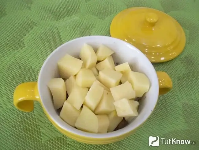 Pommes de terre ajoutées aux pots