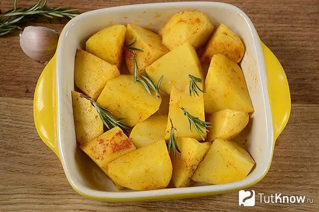 Patate cotte al rosmarino in teglia