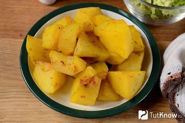 Patate al forno pronte da servire al rosmarino