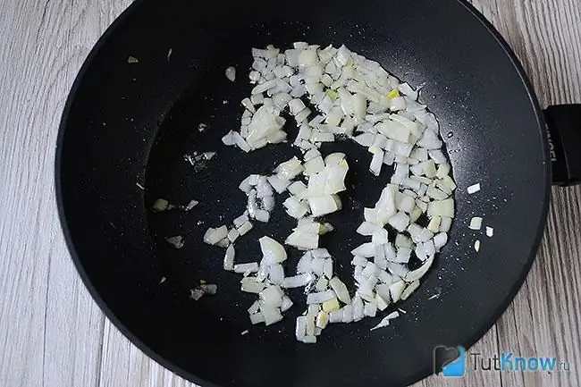 Le cipolle sono fritte in padella