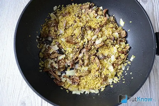 Bulgur con champiñones y cebollas en una sartén