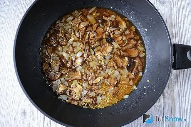 Bulgur con champiñones guisados en una sartén