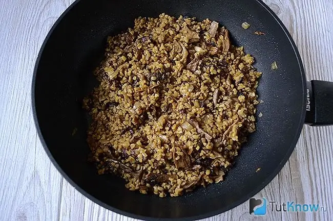 Bulgur siap dengan cendawan porcini dalam kuali