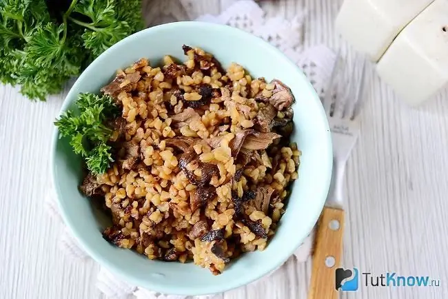 Bulgur pronto para servir com cogumelos porcini secos