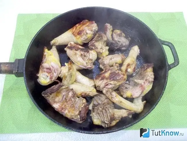 Frango fatiado e frito em uma panela