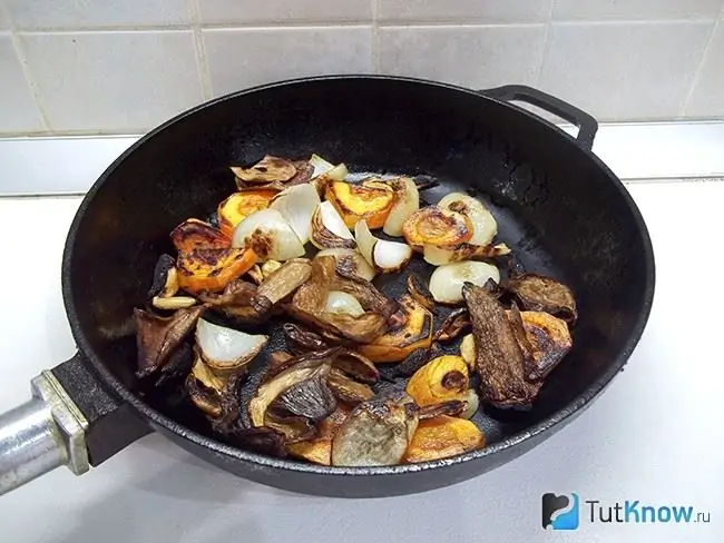 I funghi vengono aggiunti alla padella con le verdure