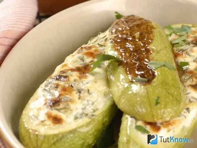 In de oven gebakken gevulde courgette met kip