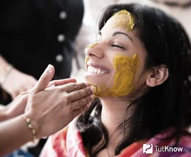 Applying a mustard mask to the face