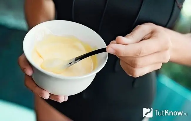 Preparation of a firming mask with onion gruel