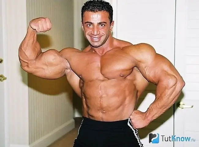 George Farah démontre des triceps