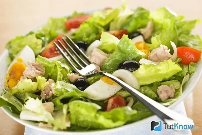 Salad dengan tuna