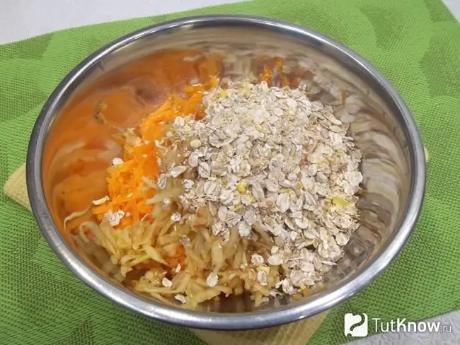 Oatmeal ditaburkan dengan labu dan epal