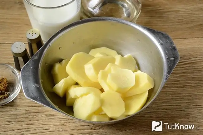 Patatas en rodajas en un bol