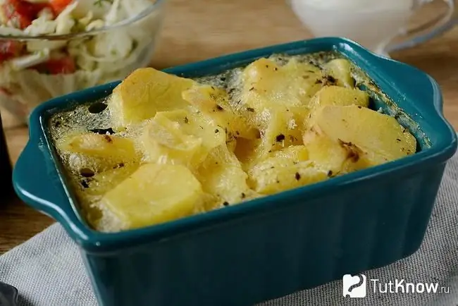 Patatas al horno en leche, listas para servir