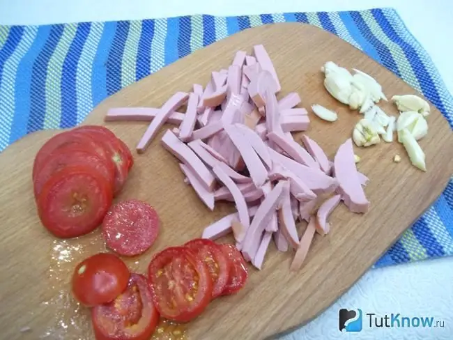 Pomodori tritati, salsiccia e aglio