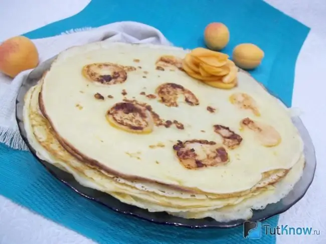 Mga nakahanda nang beer pancake na may apricot bake