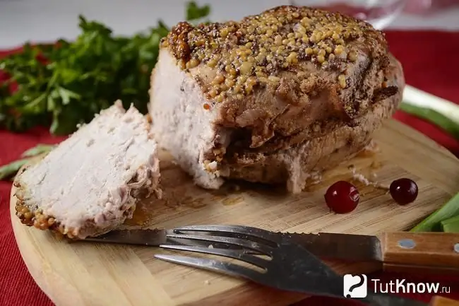 Carne do forno em mostarda na mesa