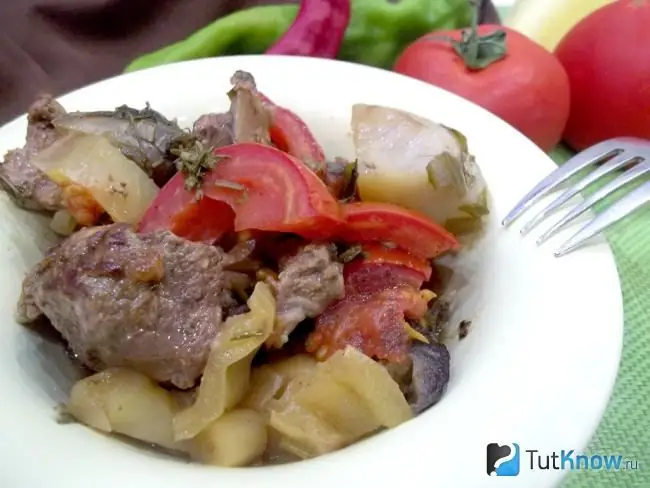 Fertige Schweinerippchen mit Auberginen, Paprika und Tomate