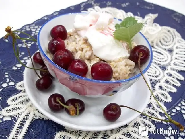 Oatmeal tayari na cherries kwenye ice cream