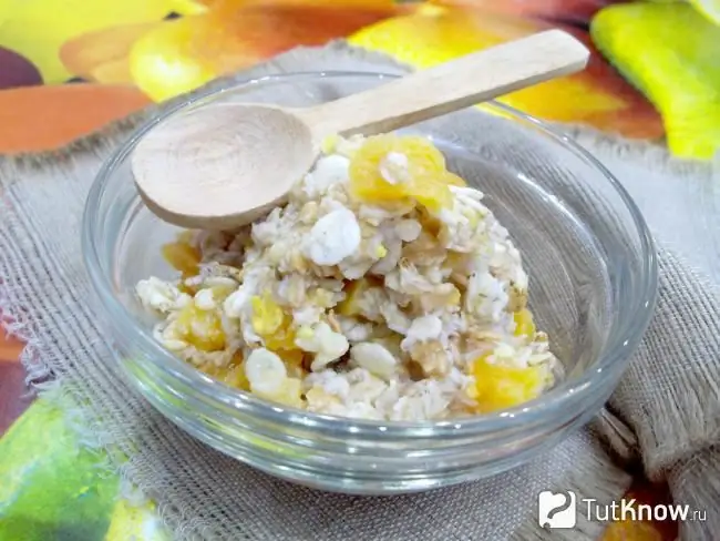 Avena preparada en agua con frutos secos