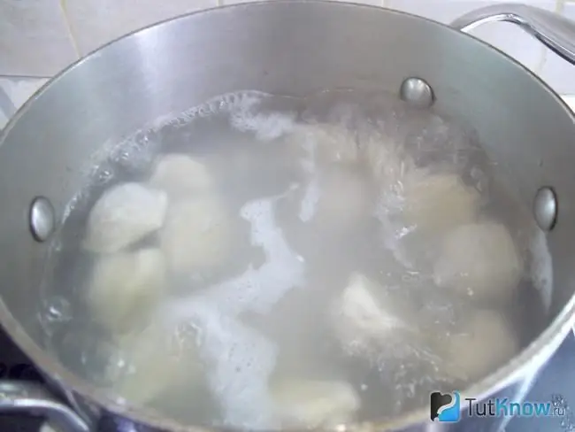 Albóndigas sumergidas en agua hirviendo