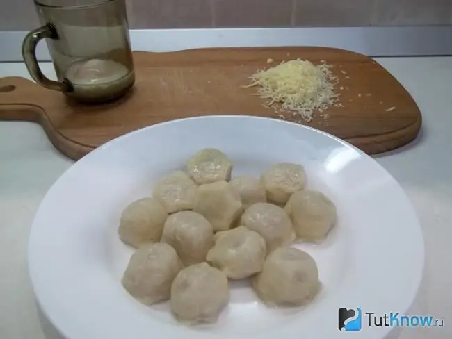 Las albóndigas hervidas se colocan en un plato