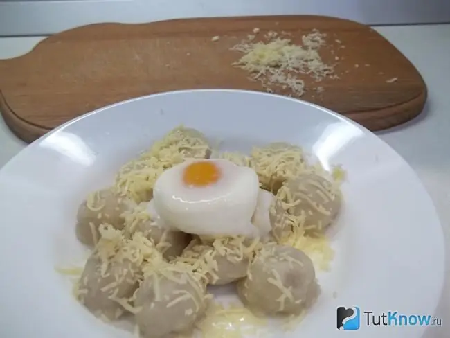 Albóndigas preparadas con queso y huevo escalfado