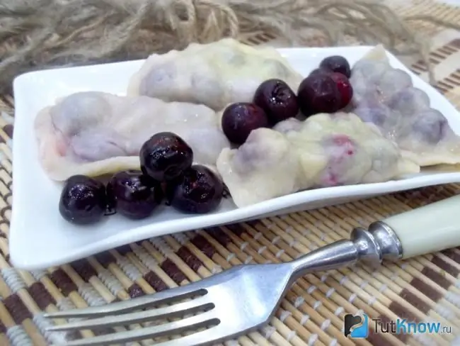 Dumplings zilizo tayari na cherries