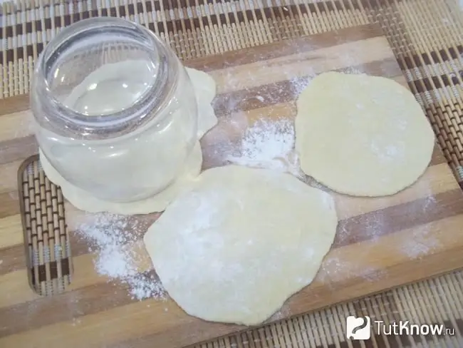 Formes rondes découpées dans des feuilles de pâte