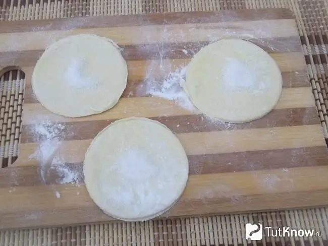 Le sucre est saupoudré sur les cercles de pâte