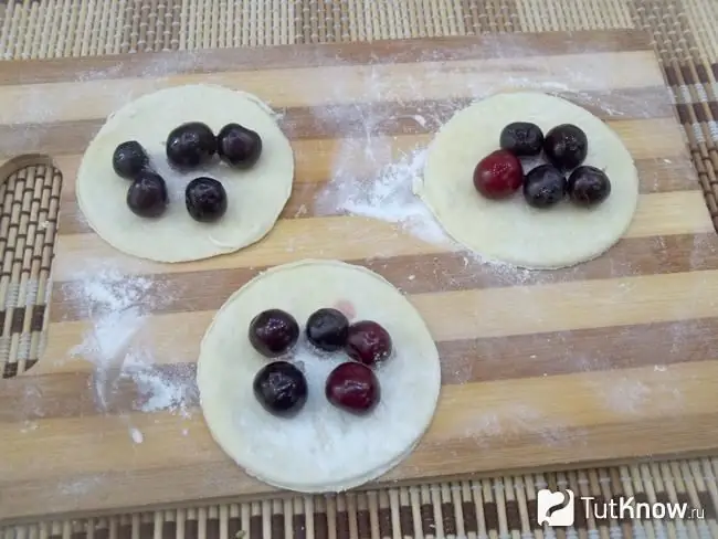 Las cerezas están forradas con círculos de masa