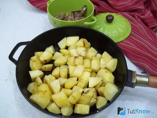 Les pommes de terre sont tranchées et frites dans une poêle