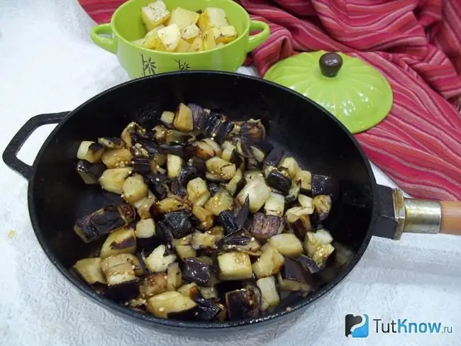 Les aubergines sont tranchées et frites dans une poêle