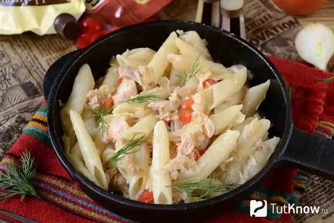 Pasta i marinstil med kokt kött och grönsaker i en panna