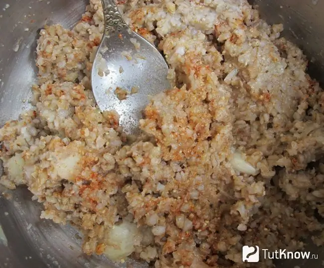 Cocinar chuletas de trigo sarraceno con carne picada